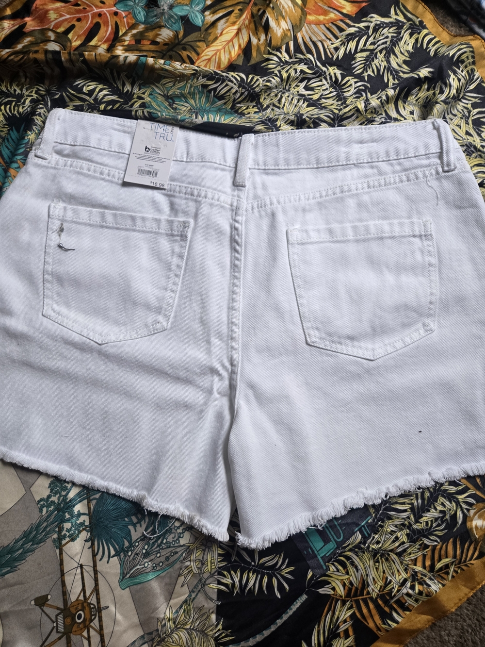 Time and Tru White Frayed Hem Denim Shorts - Picture 4 of 4